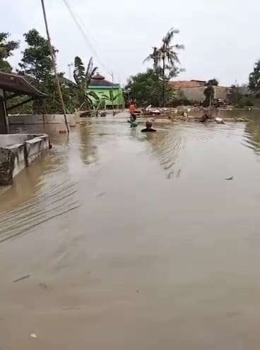 Rumah warga desa Sukarukun yang terendam banjir Kali Cikarang