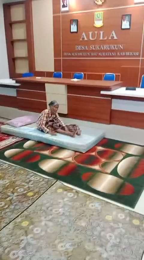 Foto Tarumanegaranews.id : salah seorang warga telah di evakuasi ke aula kantor desa Sukarukun