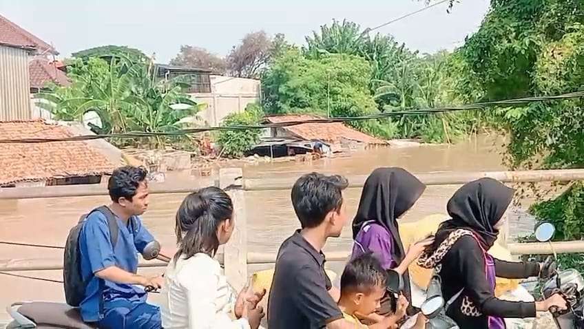 Warga Kampung Jagal Desa Sukarukun yang terdampak banjir