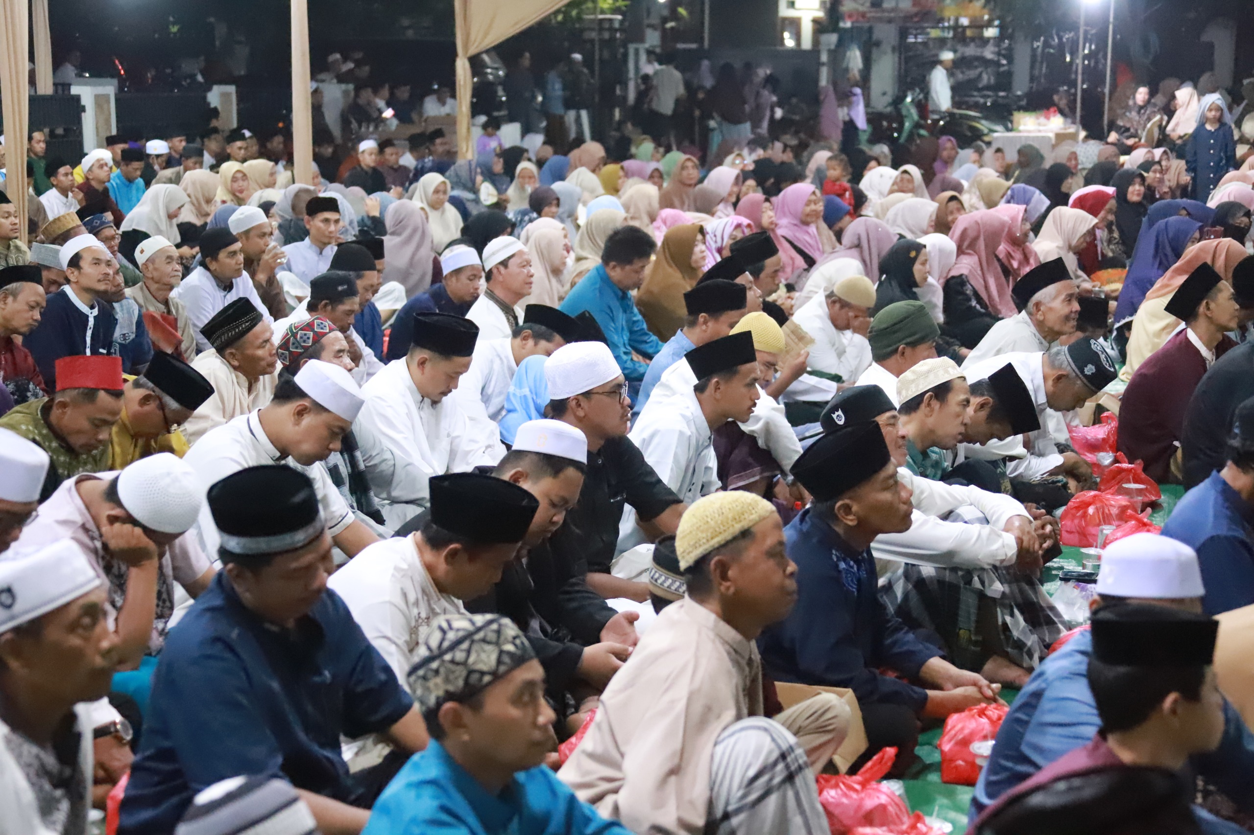 Antusiasme masyarakat yang menghadiri Haul ke-2 Almarhum KH Nasrullah bin KH Nawawi Jahaari di Majlis Tadrib Wal Irsyad, Gerbang Perumahan Taman Wanasari indah, Kelurahan Wanasari, Kecamatan Cibitung, Kabupaten Bekasi, pada Jumat malam (03/04/2026)